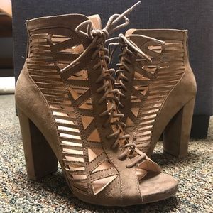 Size 7 Beige Lace-Up Pumps